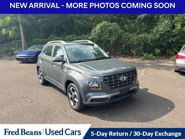Used 2023 Hyundai Venue SEL w/ Cargo Package FWD image 3