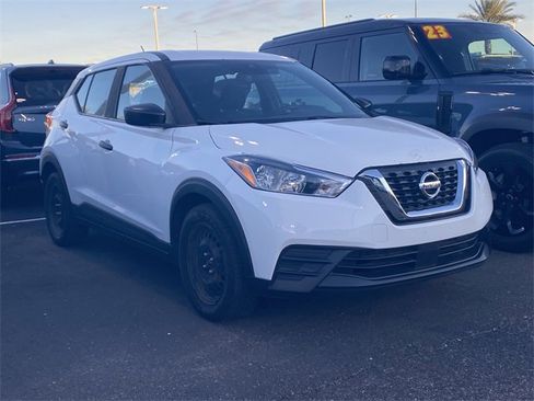 Used 2020 Nissan Kicks S image 3