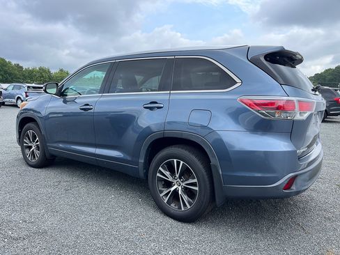Used 2016 Toyota Highlander XLE AWD/4WD image 2
