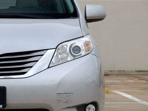 Used 2017 Toyota Sienna XLE FWD image 21