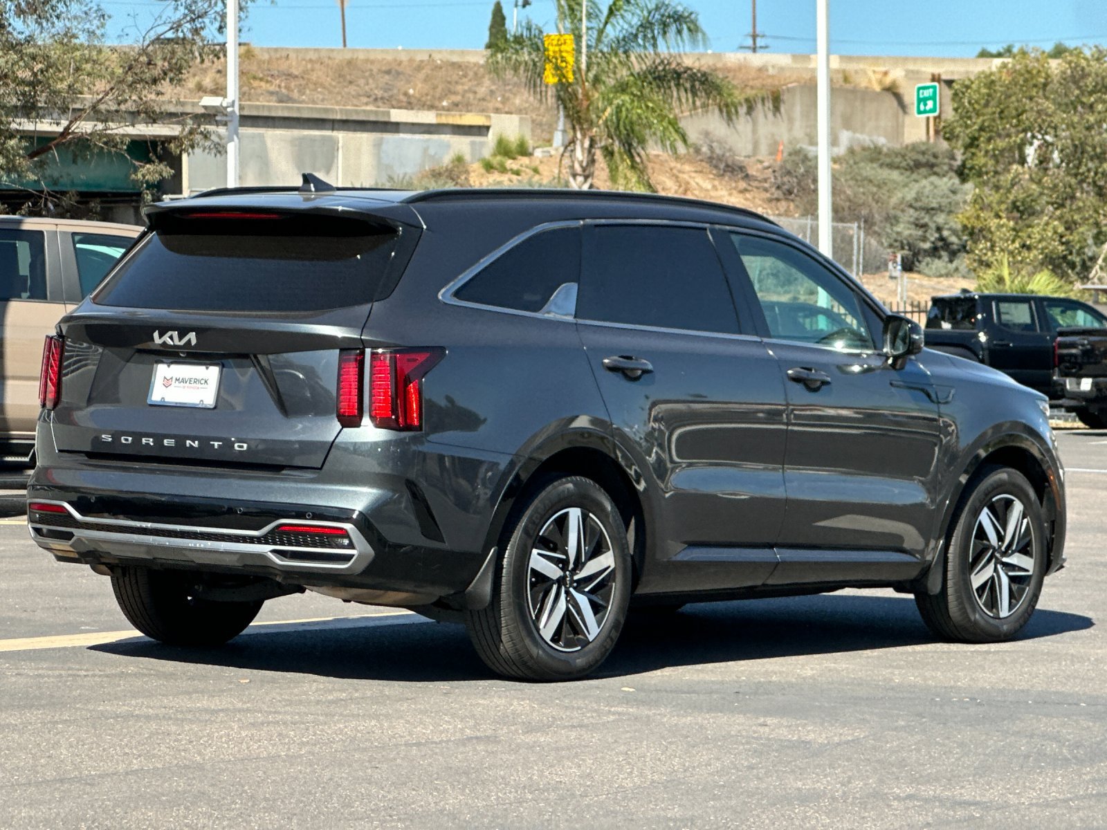 Used 2022 Kia Sorento S w/ Panoramic Sunroof Package FWD image 5