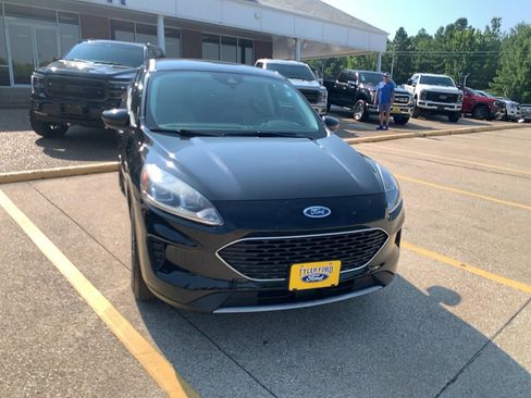 Used 2021 Ford Escape SE image 3