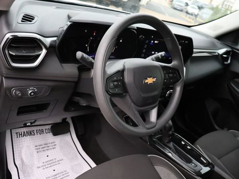 Used 2025 Chevrolet TrailBlazer LT AWD/4WD image 17