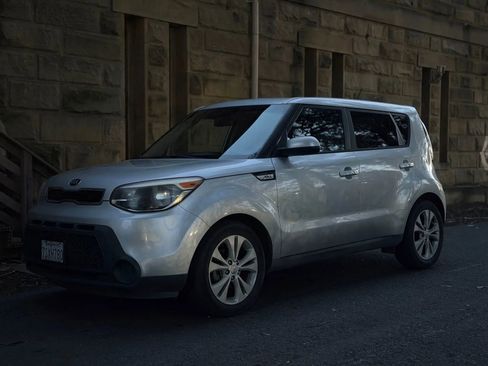 Used 2015 Kia Soul + image 28