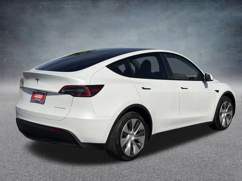 Used 2023 Tesla Model Y Long Range AWD/4WD image 3