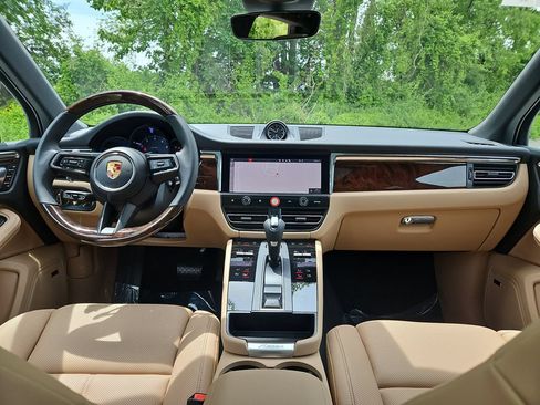 Certified 2026 Porsche Macan AWD/4WD image 9