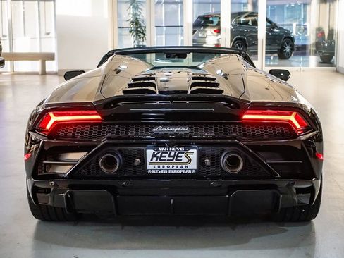 Used 2022 Lamborghini Huracan EVO image 3
