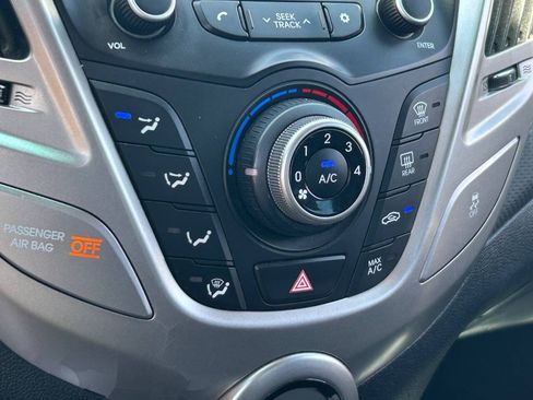 Used 2017 Hyundai Veloster FWD image 30