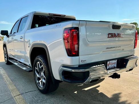 Used 2022 GMC Sierra 1500 SLT w/ SLT Convenience Package AWD/4WD image 12