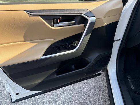 Used 2021 Toyota RAV4 XLE w/ Convenience Package image 19