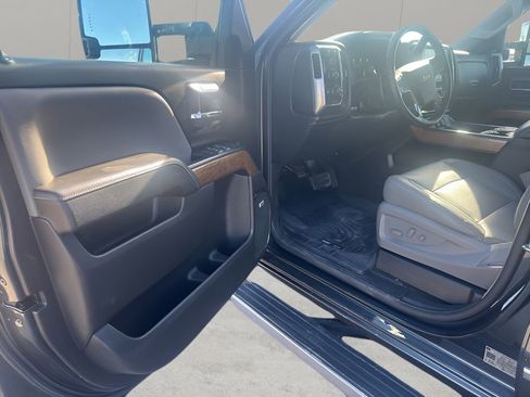 Used 2018 Chevrolet Silverado 1500 LTZ w/ LTZ Plus Package image 10
