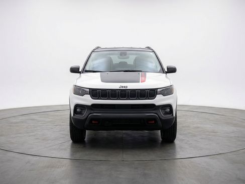 Used 2025 Jeep Compass Trailhawk AWD/4WD image 2