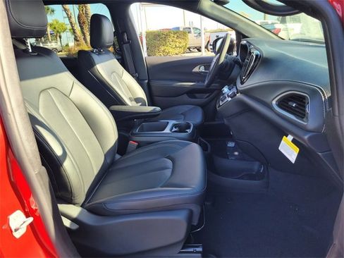 New 2026 Chrysler Pacifica Select image 18