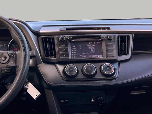 Used 2018 Toyota RAV4 LE FWD image 7