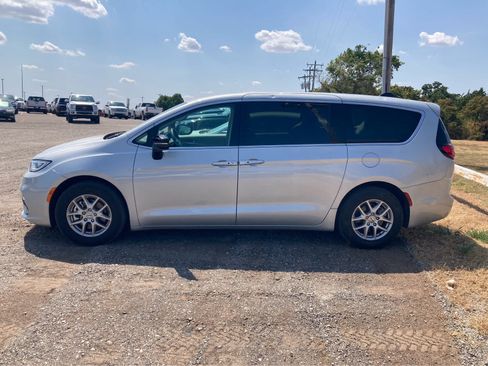 Used 2024 Chrysler Pacifica Touring-L FWD image 2