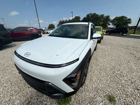 Certified 2025 Hyundai Kona SEL FWD image 2