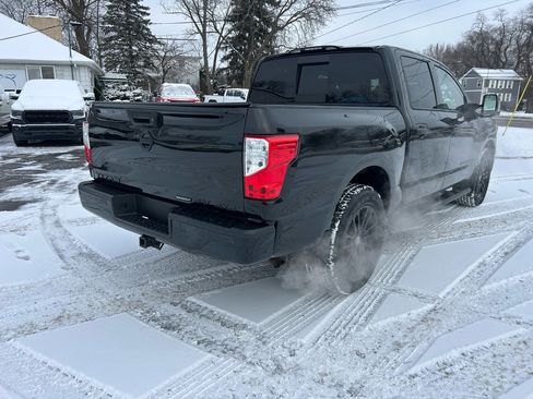Used 2019 Nissan Titan SV image 5