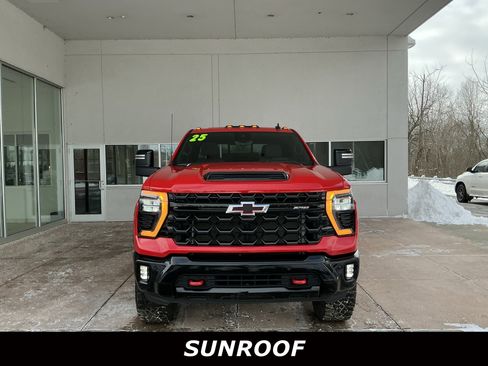 Used 2025 Chevrolet Silverado 2500 ZR2 w/ Technology Package image 2