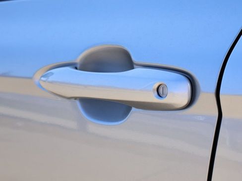 Used 2020 Toyota Camry SE image 18