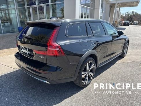 Certified 2025 Volvo V60 B5 Cross Country Plus image 8