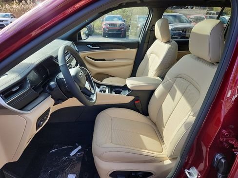 New 2025 Jeep Grand Cherokee L Limited w/ Luxury Tech Group II image 10