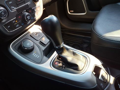 Used 2019 Jeep Compass Latitude w/ Popular Equipment Group AWD/4WD image 18