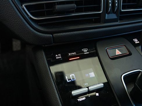 Certified 2024 Porsche Macan AWD/4WD image 10