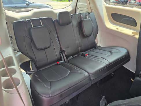 Used 2024 Chrysler Pacifica Limited FWD image 19