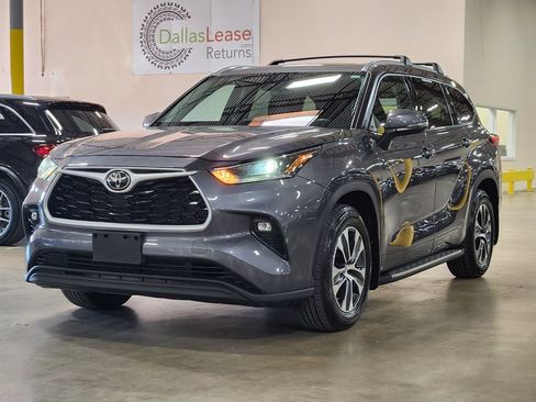 Used 2021 Toyota Highlander XLE image 4