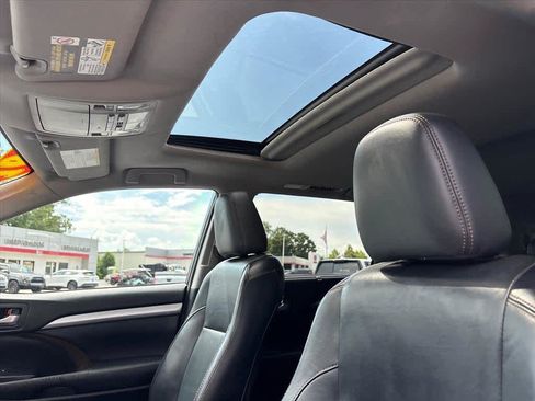 Used 2016 Toyota Highlander XLE FWD image 23