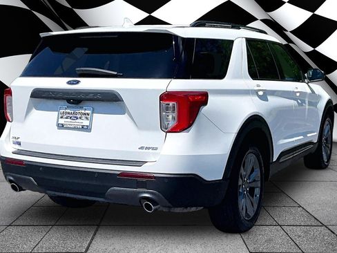 Certified 2022 Ford Explorer XLT w/ Equipment Group 202A AWD/4WD image 2