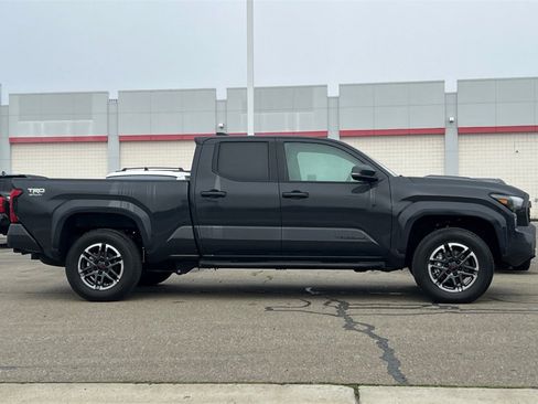 Used 2024 Toyota Tacoma TRD Sport image 3