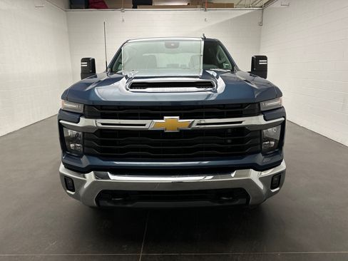 Used 2025 Chevrolet Silverado 2500 LT w/ Convenience Package AWD/4WD image 3