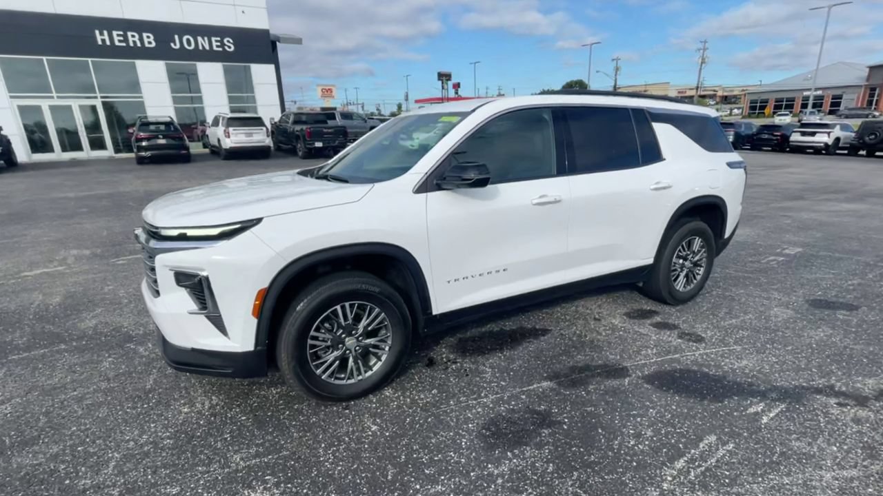Used 2025 Chevrolet Traverse LT FWD image 6