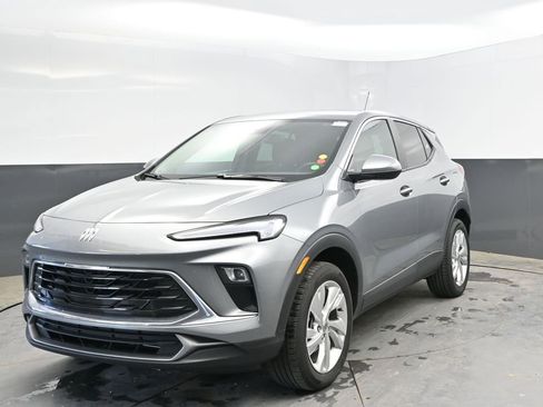 Used 2025 Buick Encore GX Preferred AWD/4WD image 3