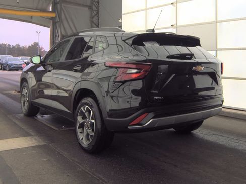 Used 2024 Chevrolet Trax LT w/ LT Convenience Package image 10