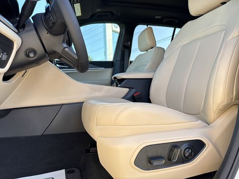 New 2025 Jeep Grand Cherokee Limited w/ Luxury Tech Group II RWD image 14