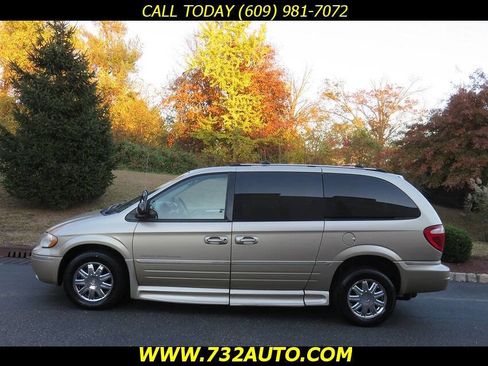 Used 2006 Chrysler Town & Country Limited w/ Trailer Tow Prep Group image 2