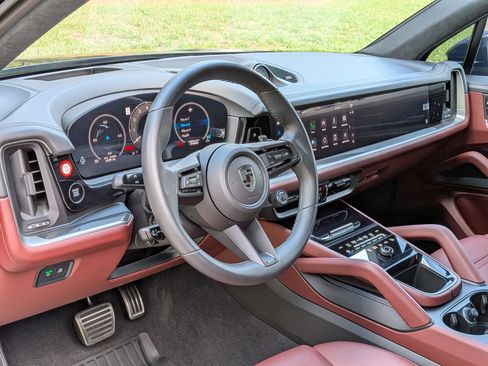 Certified 2025 Porsche Cayenne Turbo AWD/4WD image 4