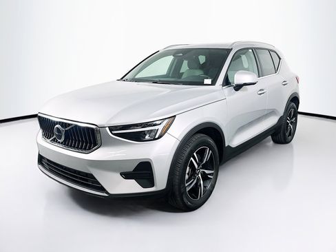 Used 2025 Volvo XC40 B5 Core AWD/4WD image 3
