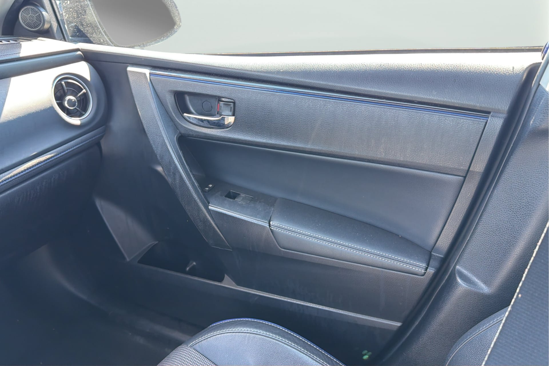 Used 2019 Toyota Corolla SE w/ Protection Package FWD image 17