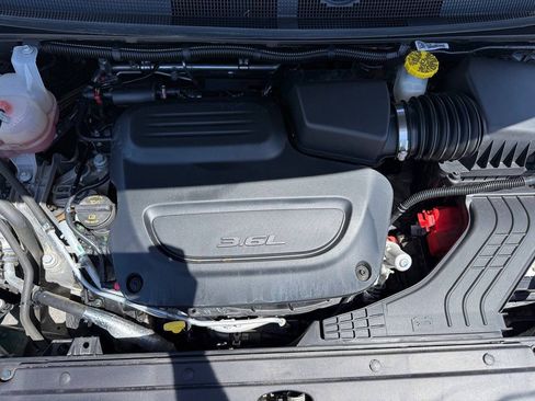 Used 2023 Chrysler Pacifica Limited FWD image 12