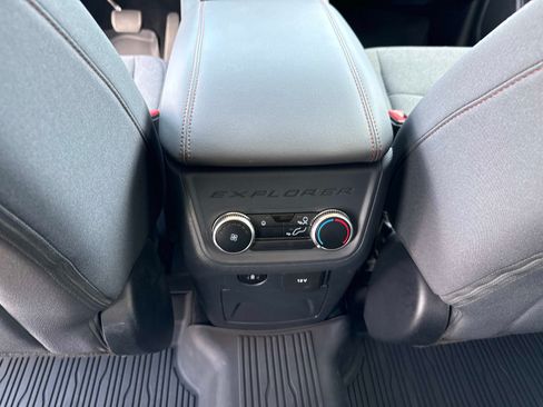 Used 2025 Ford Explorer Active AWD/4WD image 18