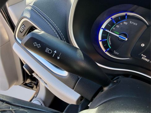 Used 2023 Chrysler Pacifica Touring-L FWD image 31