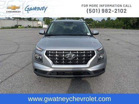 Used 2024 Hyundai Venue SEL FWD image 2