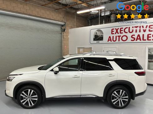 Used 2024 Nissan Pathfinder Platinum FWD image 8