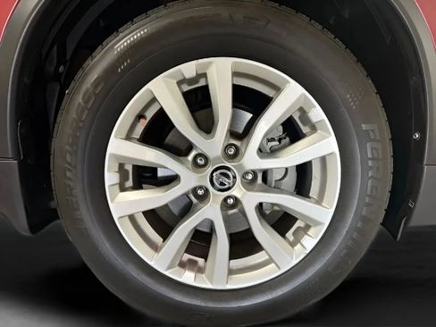 Used 2018 Nissan Rogue SV w/ Premium Package FWD image 28