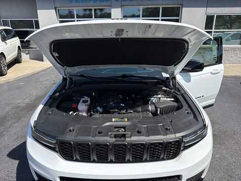 Used 2023 Jeep Grand Cherokee L Laredo AWD/4WD image 24