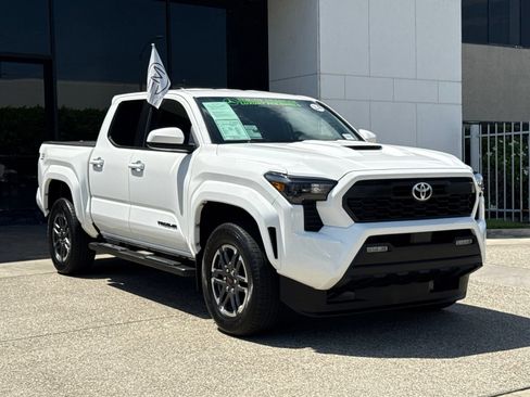 Used 2024 Toyota Tacoma TRD Sport AWD/4WD image 9