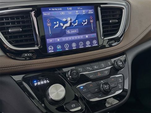 Used 2019 Chrysler Pacifica Limited w/ Tire & Wheel Group image 14